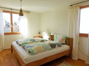 helles Schlafzimmer mit Doppelbett