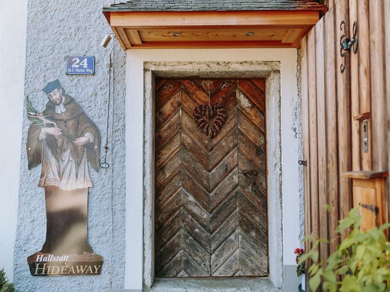 Barocktür mit Heiligem Nepomuk | Hallstatt Hideaway