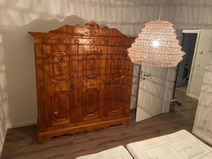 Massiver Holzschrank mit Verzierungen im Schlafzimmer