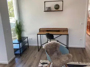 Gemütlicher Wohnbereich mit hölzernem Schreibtisch