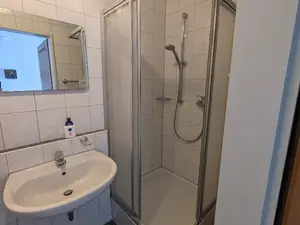 Badezimmer mit Dusche