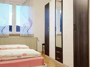 Das 1. Schlafzimmer enthält einen großen Kleiderschrank Das 1. Schlafzimmer enthält einen großen Kleiderschrank