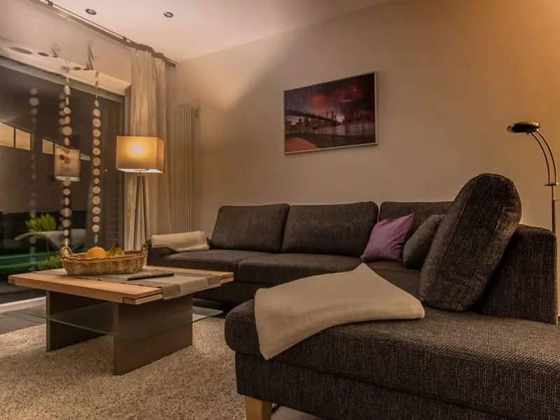 Die komfortable Sofa im Wohnraum Die komfortable Sofa im Wohnraum