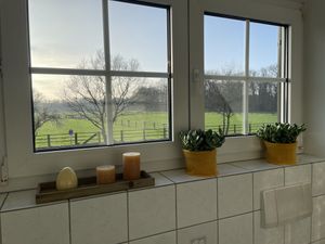 helles Badezimmer mit Badewanne