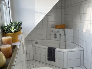 helles Badezimmer mit Badewanne