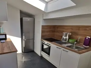 moderne Küche mit großem Kühlschrank
