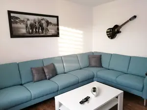 Wohnzimmer mit goßem Sofa im Ferienhaus Schlüter Wohnzimmer mit goßem Sofa im Ferienhaus Schlüter