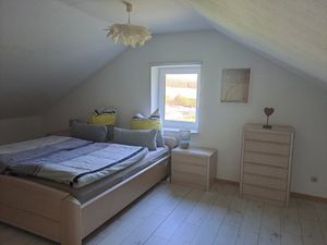 Das Doppelbett im Schlafzimmer ist 1,80 m gro0