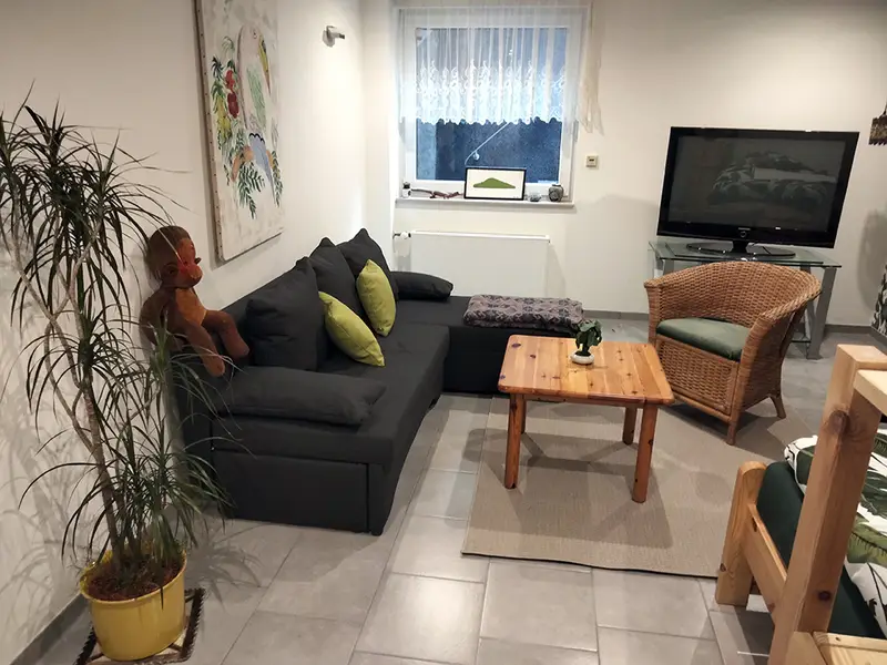 "Dschungel Zimmer" mit Schlafsofa, Korb-Sessel, Tisch udn SAT TV "Dschungel Zimmer" mit Schlafsofa, Korb-Sessel, Tisch udn SAT TV
