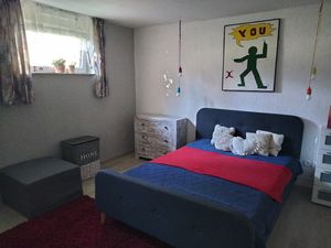 "Loft" Schlafzimmer mit Doppelbett und Sitz-Schlafwürfel.