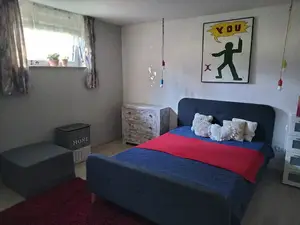 "Loft" Schlafzimmer mit Doppelbett und Sitz-Schlafwürfel. "Loft" Schlafzimmer mit Doppelbett und Sitz-Schlafwürfel.