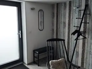 Garderobe mit Schaukelstuhl Garderobe mit Schaukelstuhl
