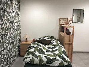 Einzelbett im Dschungel-Zimmer