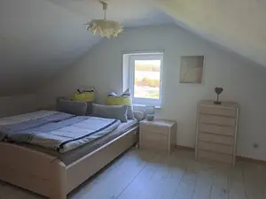 Gemütliches Doppelbett im Schlafzimmer in der 2. Etage