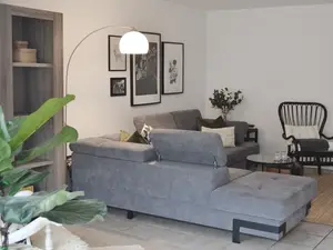 Gemütliche, große Couch, die sich auch in ein Bett für zwei zusätzliche Gäste verwandeln lässt.