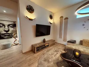 der große Fernseher im Wohnzimmer sorgt für ein tolles Entertainment Erlebnis