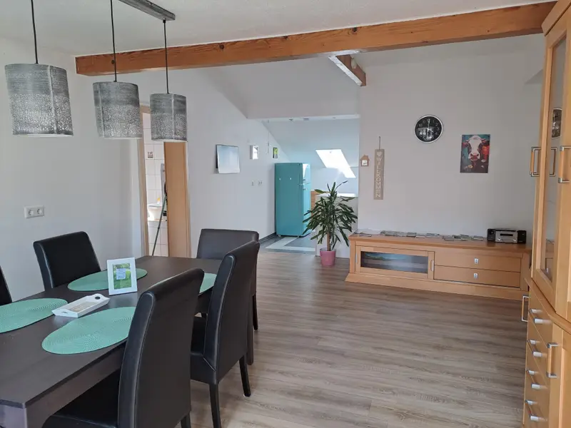 Esszimmer mit Blick in die Küche