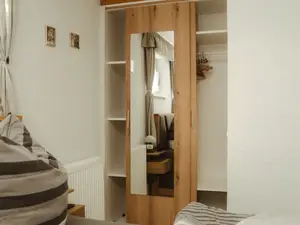 Kleiderschrank im Schlafzimmer