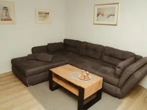 großes, gemütliches Sofa im Wohnzimmer