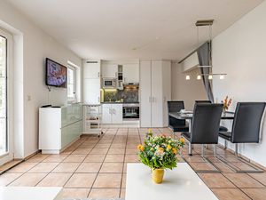 offenes Wohnzimmer zur Küche und Essbereich