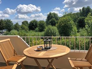 sonniger Balkon mit traumhafter Aussicht