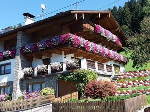 Viele bunte Blumen schmücken das Haus