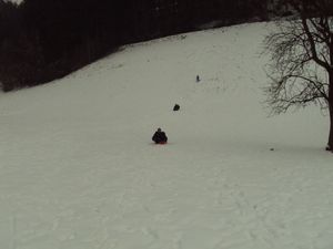 Direkte Umgebung des Objekts. Rodelspass hinter dem Ferienhaus