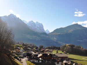 Sicht über das Dorf Hasliberg Reuti in die schöne Bergwelt