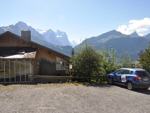 markierte Parkplätze mit Aussicht zum Wetterhorn