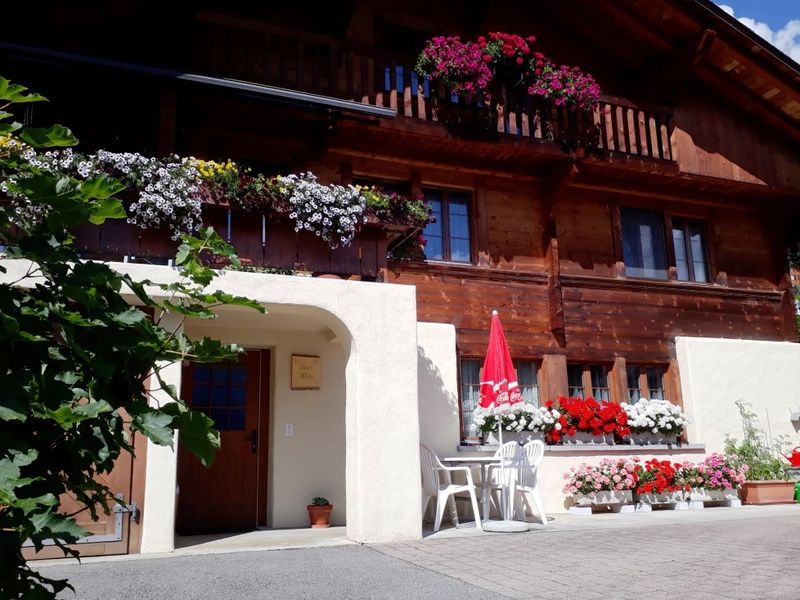 Chalet Mike von der Frontseite her mit der Ferienwohnung im Parterre