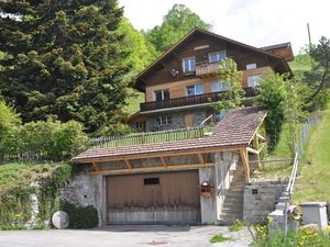 Parkplatz auf der rechten Seite neben der Garage