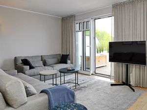 Wohnzimmer mit Schlafcouch und TV