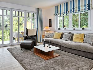 Wohnzimmer mit Sofa und Sessel