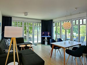 Wohnzimmer mit Sofaecke und TV