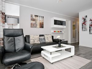 Wohnzimmer mit Sofa und Sessel