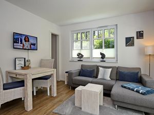 Wohnzimmer mit Schlafcouch und TV