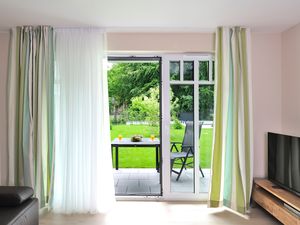 Wohnzimmer mit Blick zur Terrasse