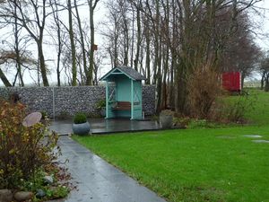 Blick in den Garten, der auch im Winter gepflegt ist