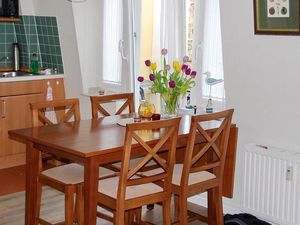 Küchenzeile mit Esstisch und Sitzgelegenheit
