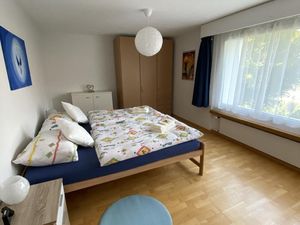 Schlafzimmer mit Doppelbett