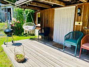 der Sitzplatz mit einer grossen Terasse und vielfältigen Sitzmöglichkeiten in der Sonne und im Schatten