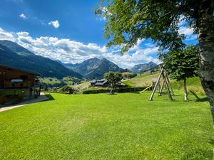 Riesen Garten mit Spielplatz und Liegestühlen