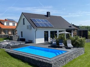 Außenansicht des Gebäudes. Haus mit Pool