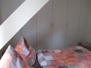 Schlafzimmer mit großen Einbauschrank