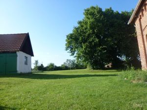 Blick ins Grüne vom Hofeingang aus