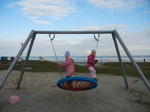 Lassen Sie Ihre Kinder am Meer spielen!