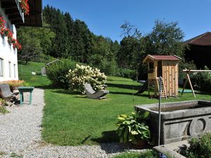 Außenbereich mit Kinderspielplatz