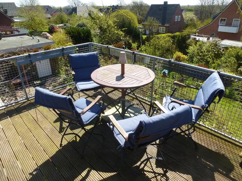 Ferienwohnung Evers in Husum Blick auf Balkon mit Gartenmöbeln