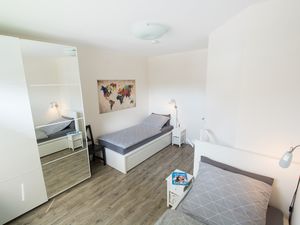 weiteres Schlafzimmer mit zwei Einzelbetten