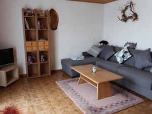 heimeliges Wohnzimmer mit TV